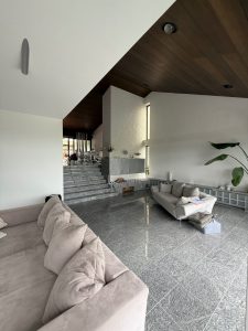 Wohnbereich mit Kamin