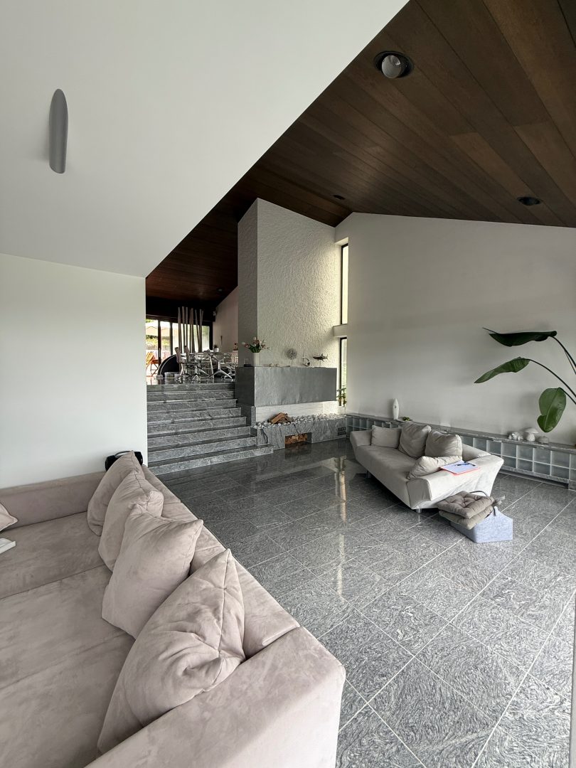 Wohnbereich mit Kamin